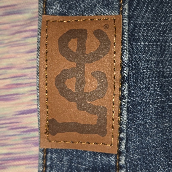 Lee Women's Regular Fit Mid-Rise Capri Medium Wash Size 10 NWOT - Picture 9 of 9